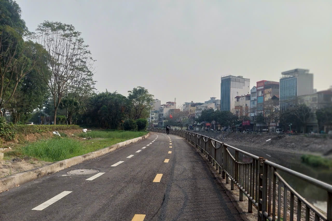 Đường dành cho xe đạp 'vắng lặng' giờ cao điểm, sao không cho xe máy đi vào?