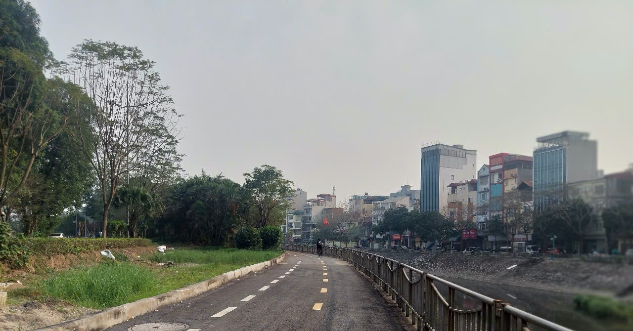 Đường dành cho xe đạp 'vắng lặng' giờ cao điểm, sao không cho xe máy đi vào?