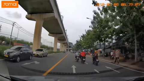 Clip thanh niên áo cam đuổi đạp xe máy 'cực gắt' ngay trước đầu ô tô ở Thủ Đức