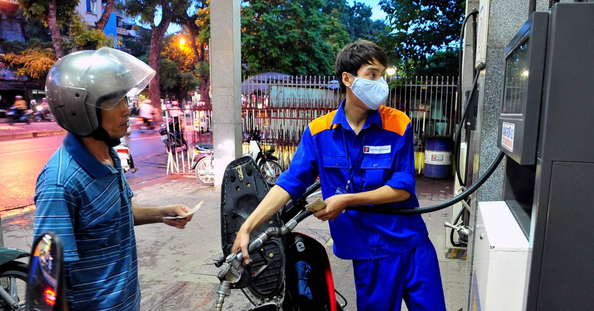 Giá xăng dầu dồn dập tăng lần thứ 3 liên tiếp, RON 95 tiến lên mốc mới