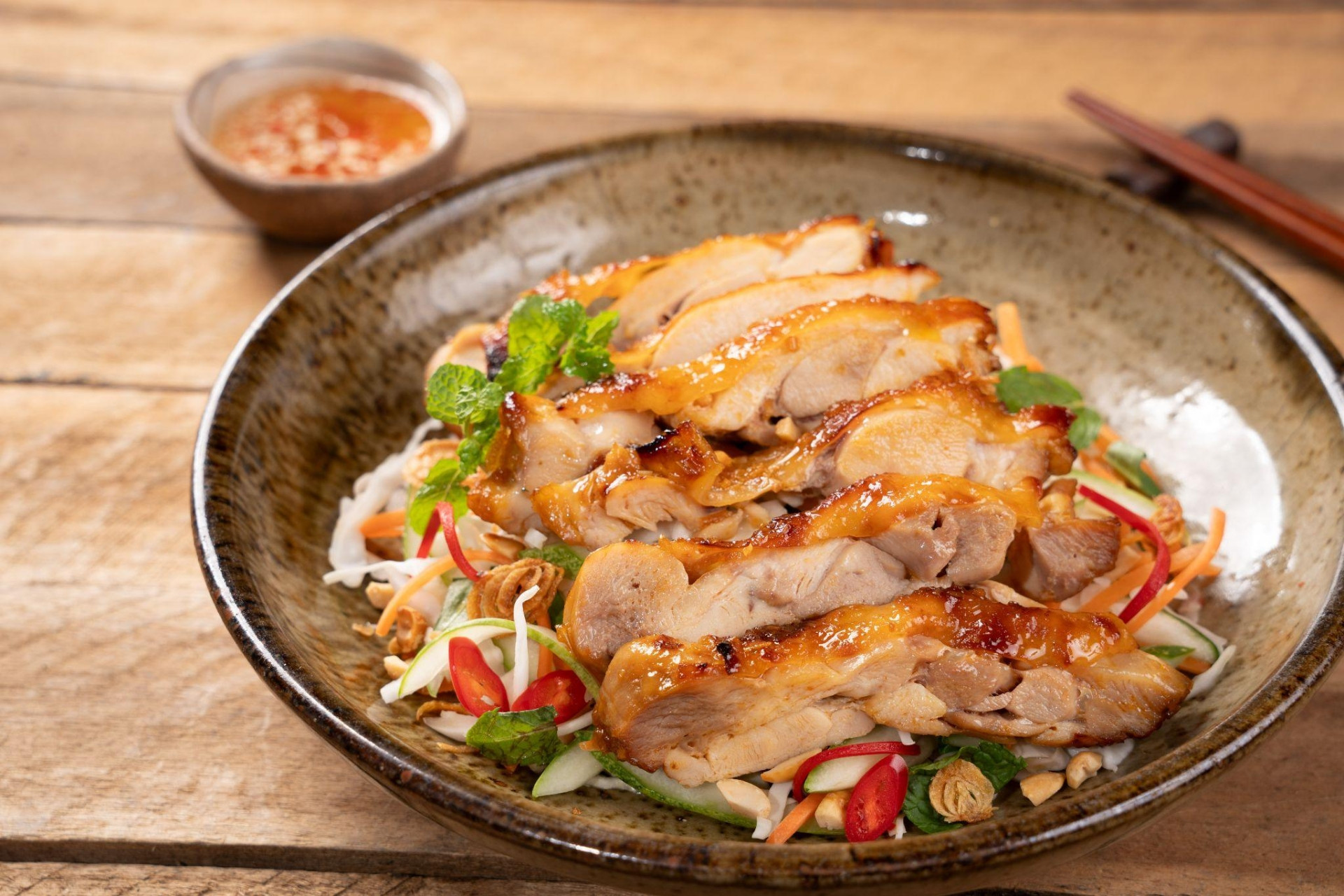 Gỏi gà Mỹ nướng sả - Món ngon thanh mát cho bữa ăn ngày hè