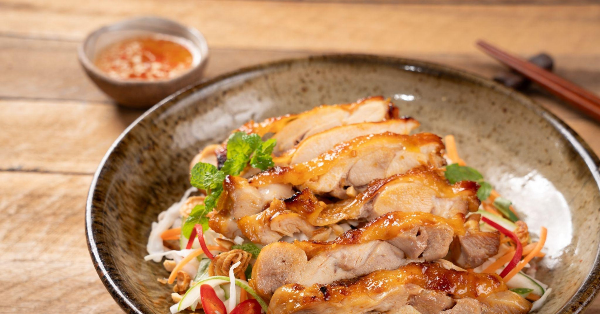Gỏi gà Mỹ nướng sả - Món ngon thanh mát cho bữa ăn ngày hè