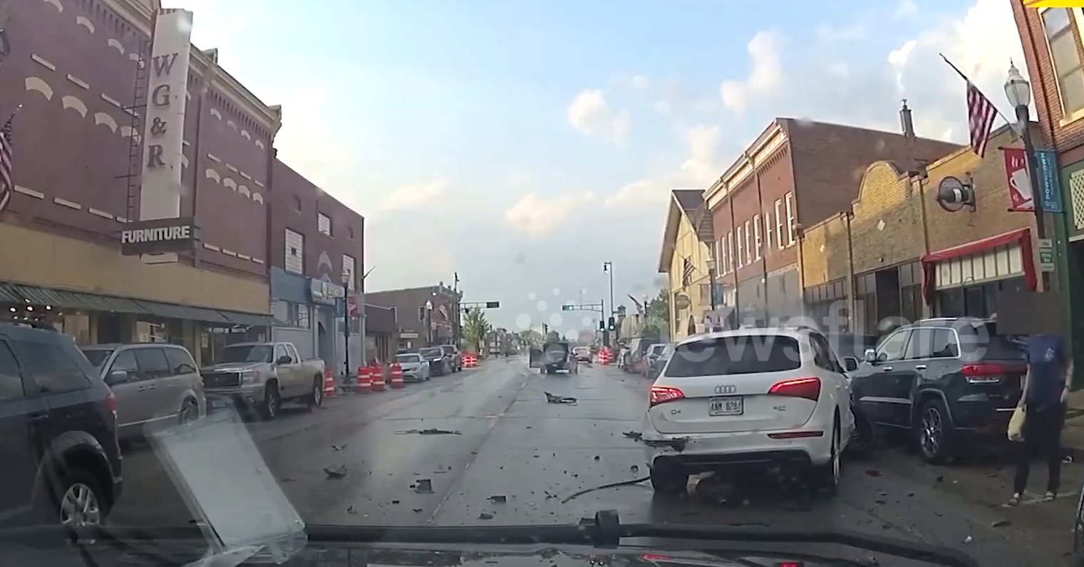 Bị cảnh sát truy đuổi, xe nghi phạm xé gió 130 km/h đâm 8 ô tô liên hoàn