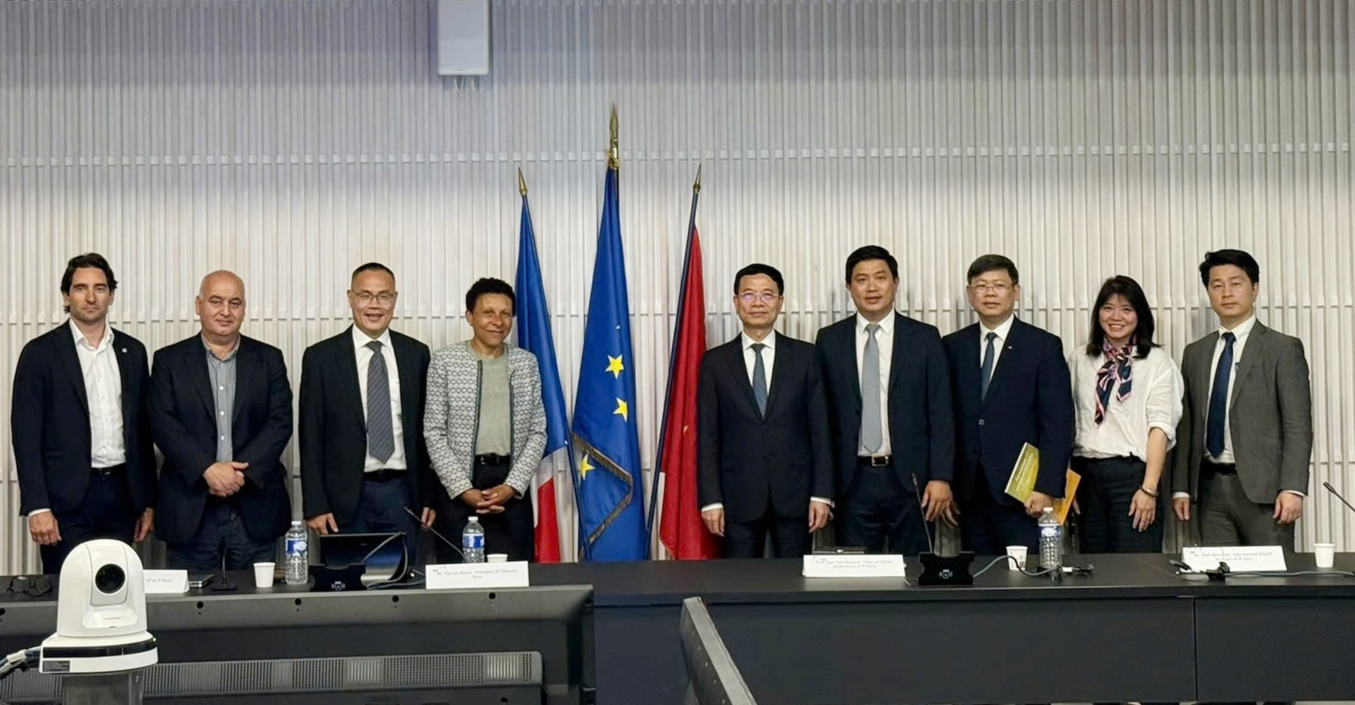 hop tac voi phap 69592.jpg