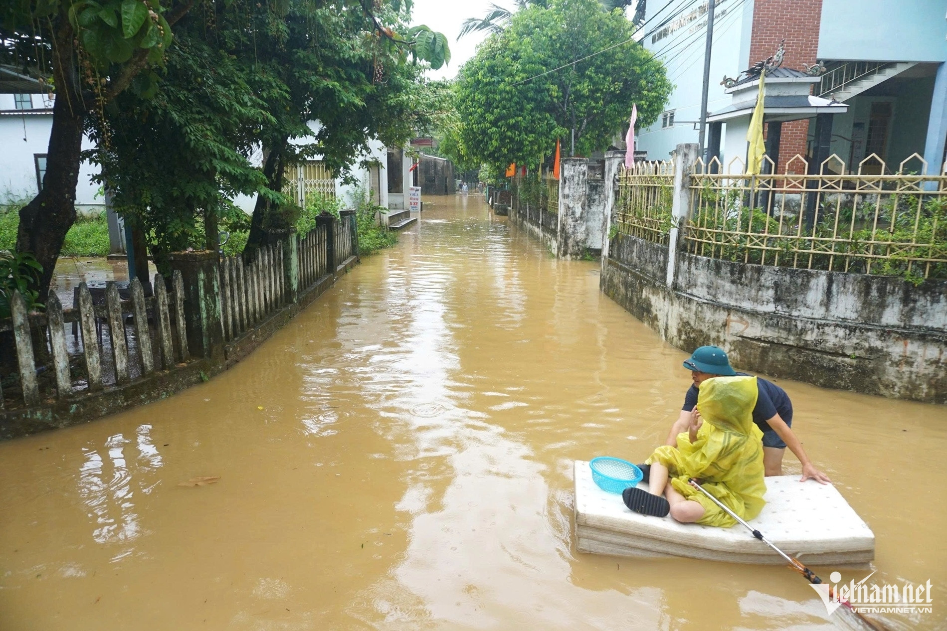 'Khi tỉnh dậy, nước đã ngập đầy nhà, đồ đạc trôi lềnh bềnh'