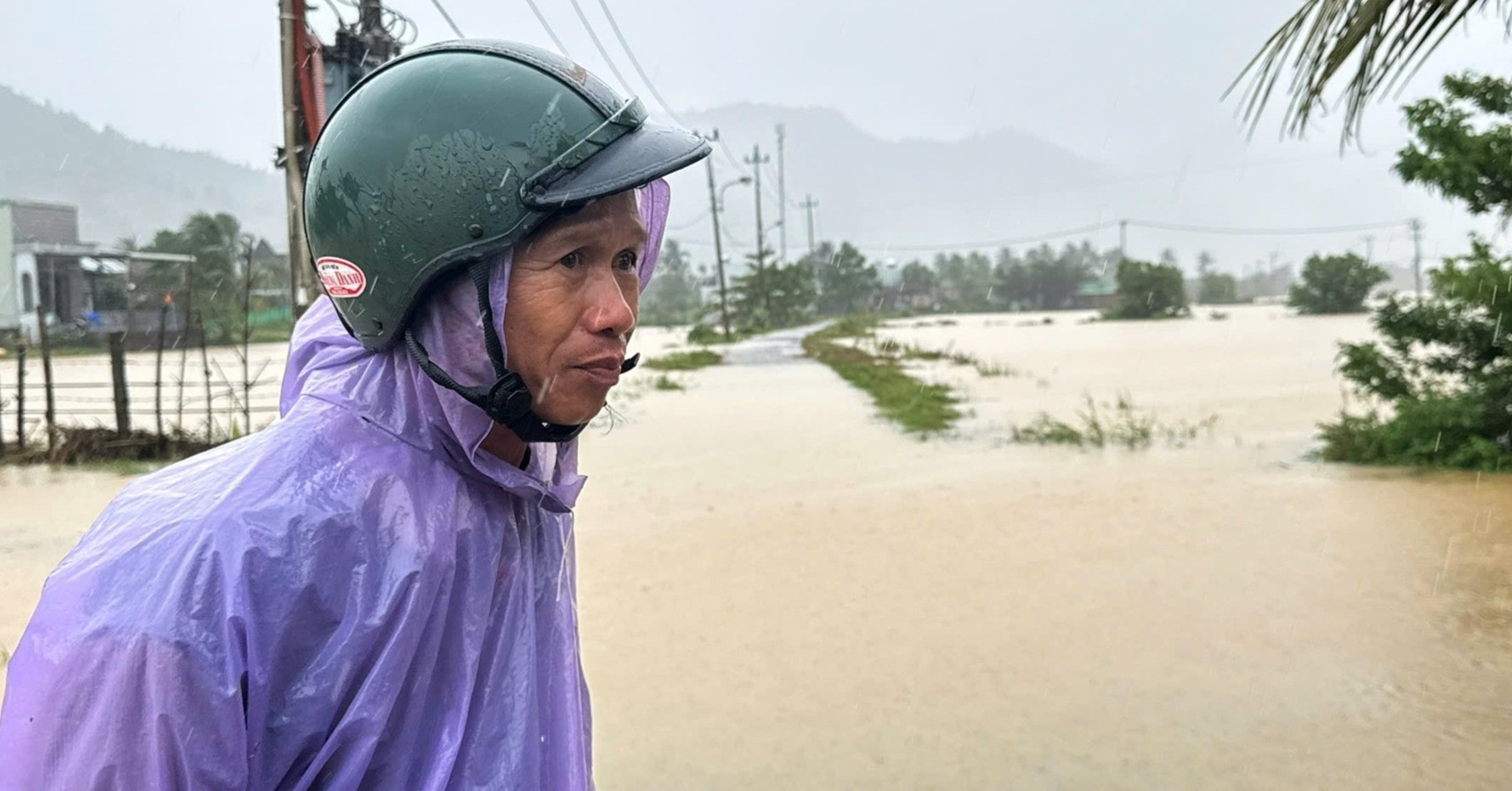 'Khi tỉnh dậy, nước đã ngập đầy nhà, đồ đạc trôi lềnh bềnh'