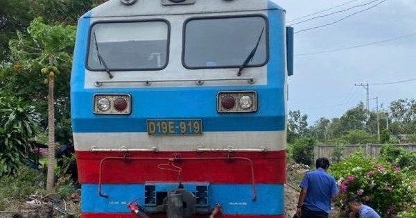 Khoảnh khắc 2 người đi xe máy vượt rào chắn bị tàu khách từ Hà Nội tông tử vong