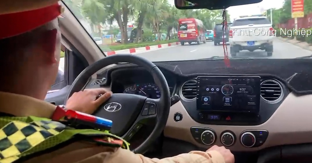 Clip kịch tính bên trong khoang lái của trung tá công an đưa người đột quỵ đi cấp cứu