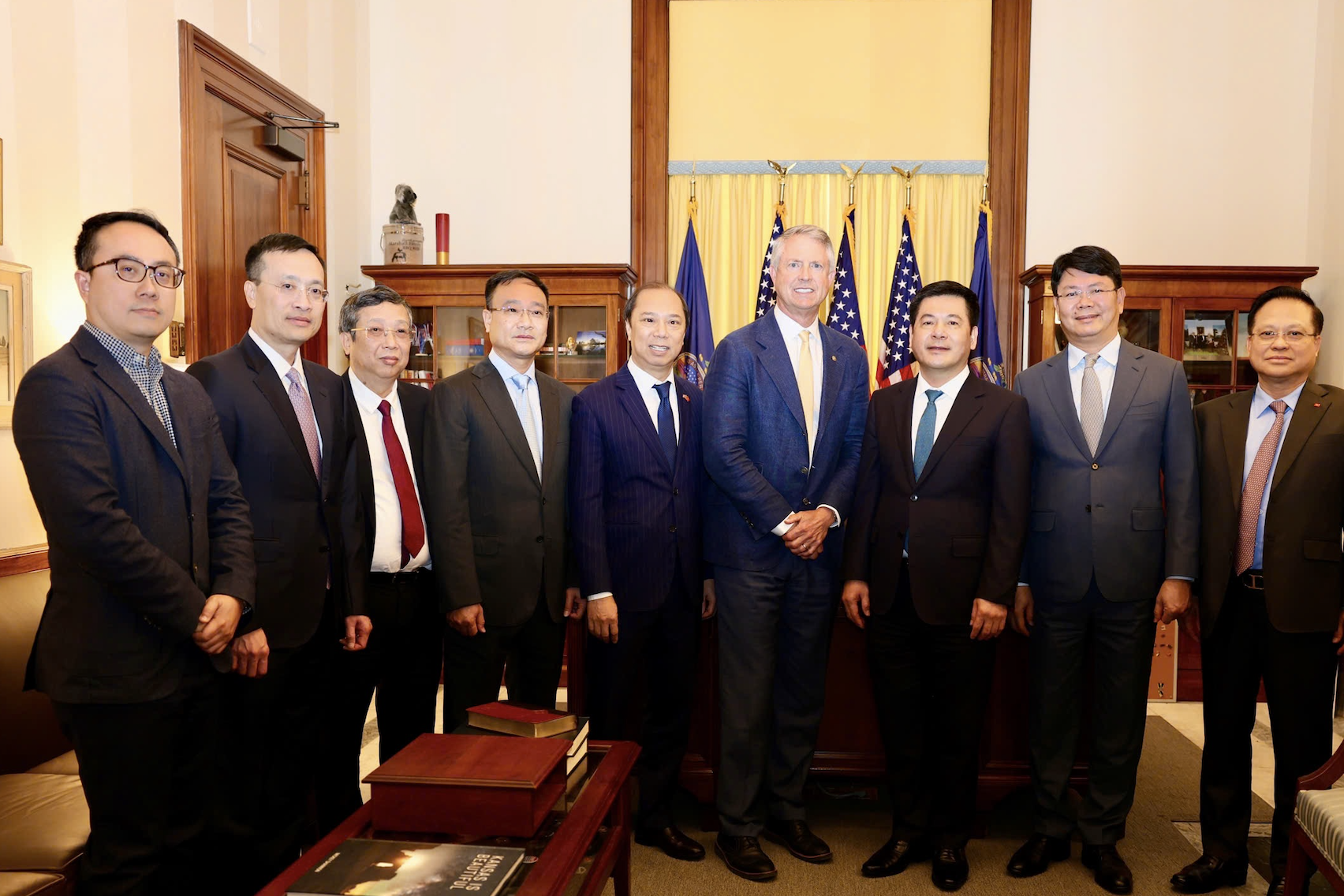 Làm việc với Thượng nghị sĩ Mỹ, Bộ trưởng Công Thương nói gì về mở cửa cho hàng Mỹ?