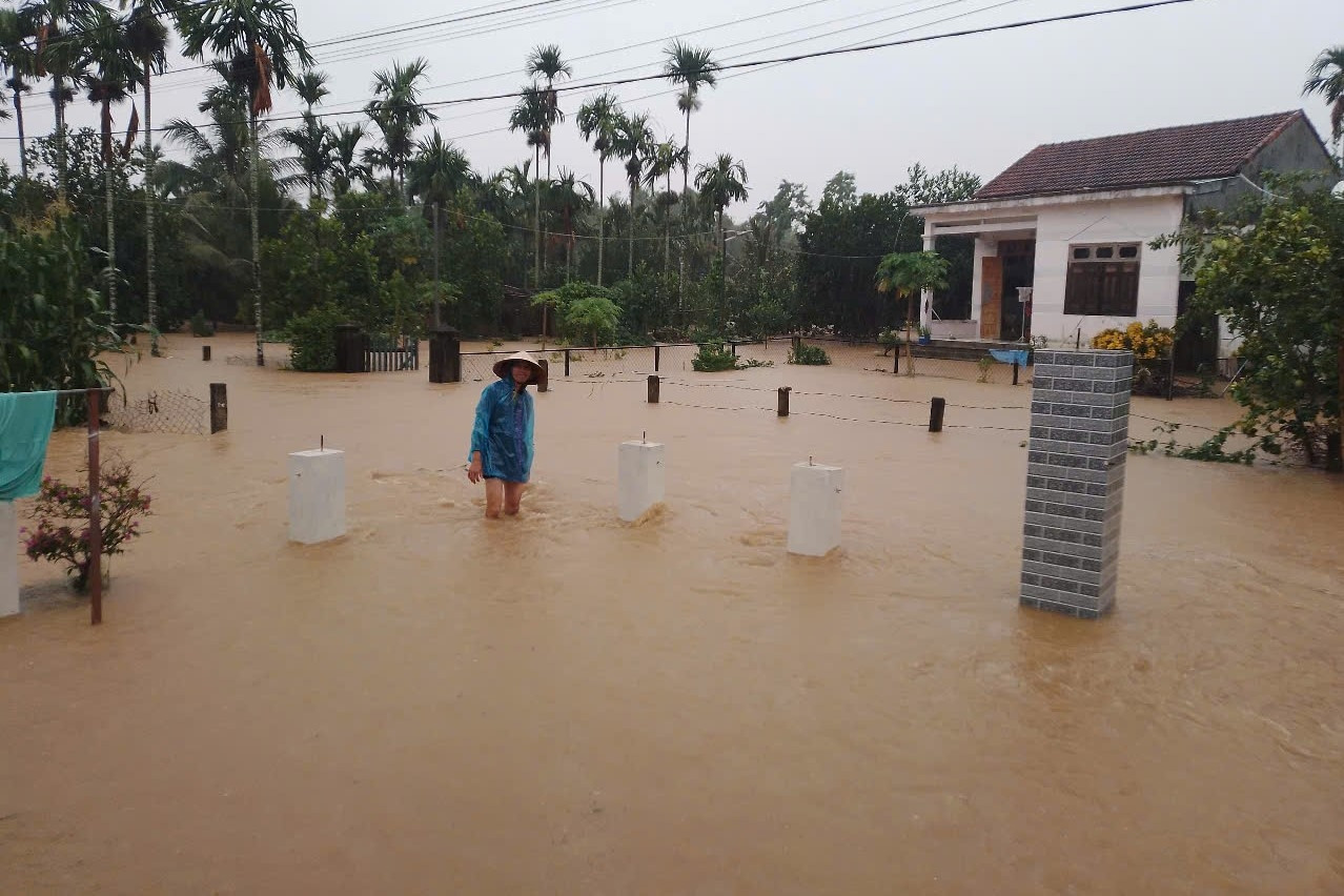 Lũ tràn vào trong đêm, người dân thốt lên 'không kịp trở tay'