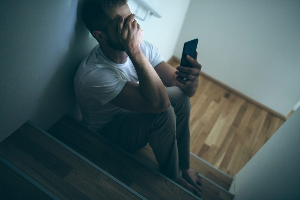 Lướt mạng xã hội, người đàn ông bất ngờ phát hiện vợ mình có chồng mới