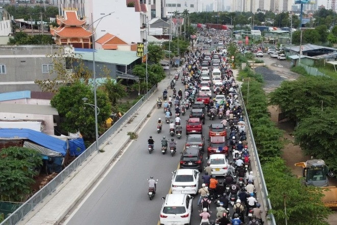 Lý do ùn tắc cửa ngõ TPHCM khi phân luồng, cấm xe máy vào đường dẫn cao tốc