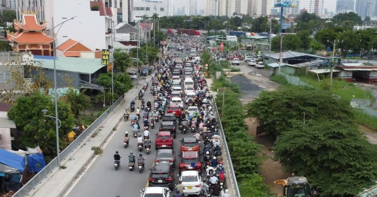 Lý do ùn tắc cửa ngõ TPHCM khi phân luồng, cấm xe máy vào đường dẫn cao tốc