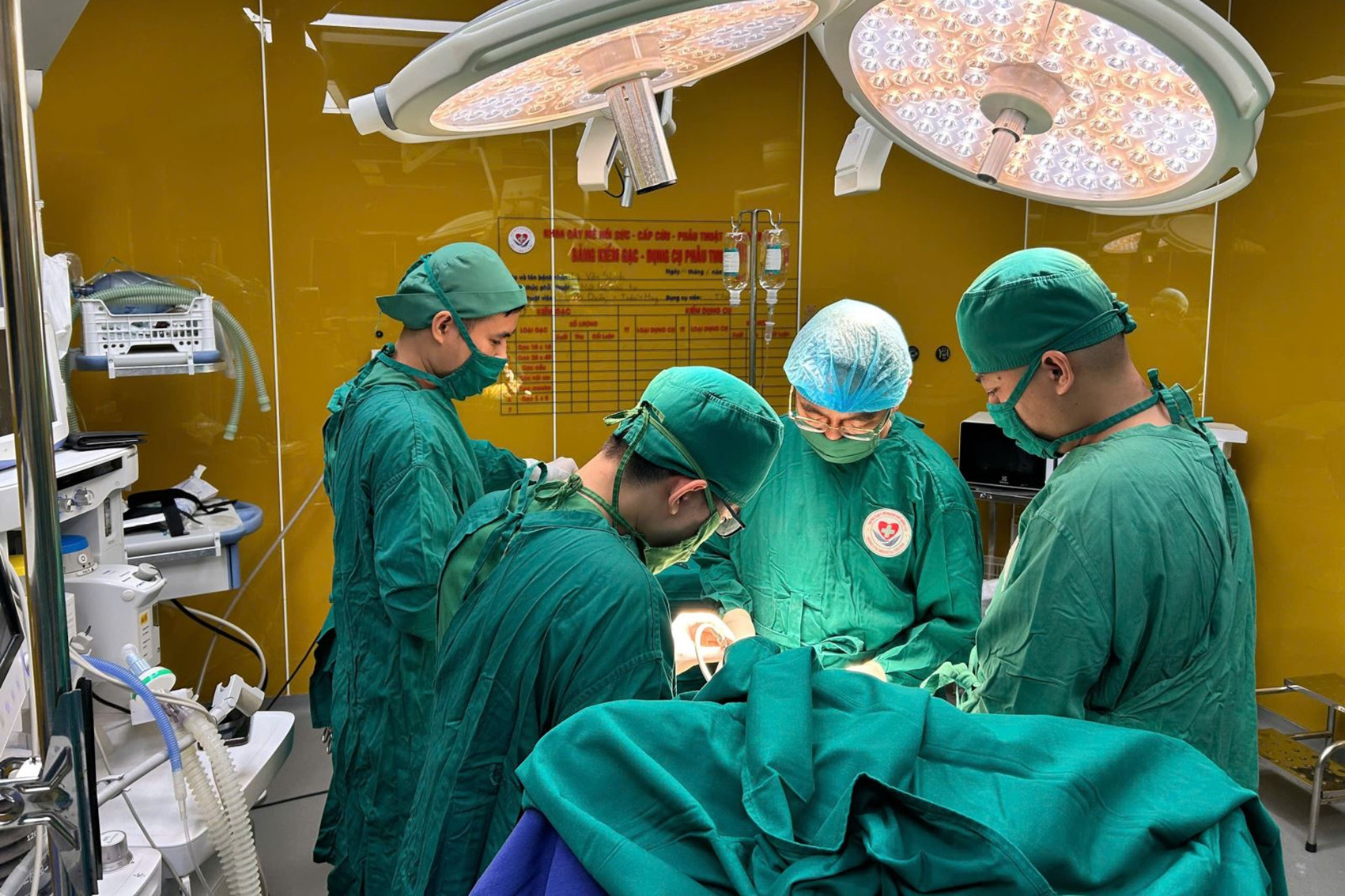 Mổ não khi bệnh nhân đang tỉnh táo, cứu người đàn ông bị liệt