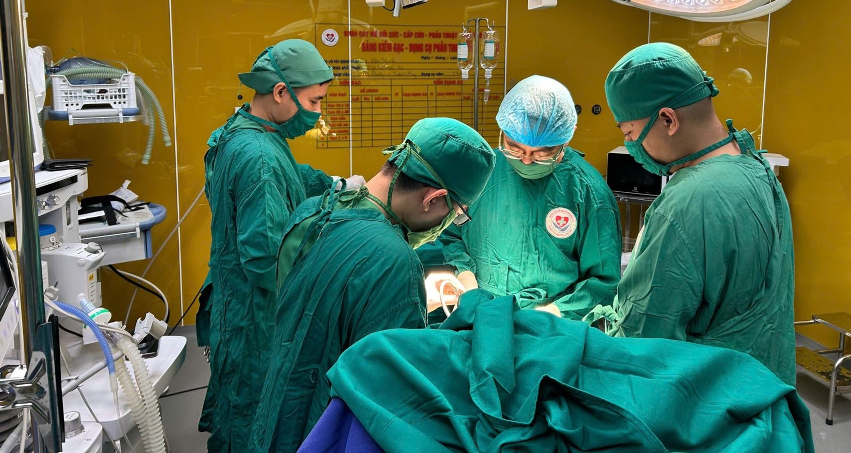 Mổ não khi bệnh nhân đang tỉnh táo, cứu người đàn ông bị liệt