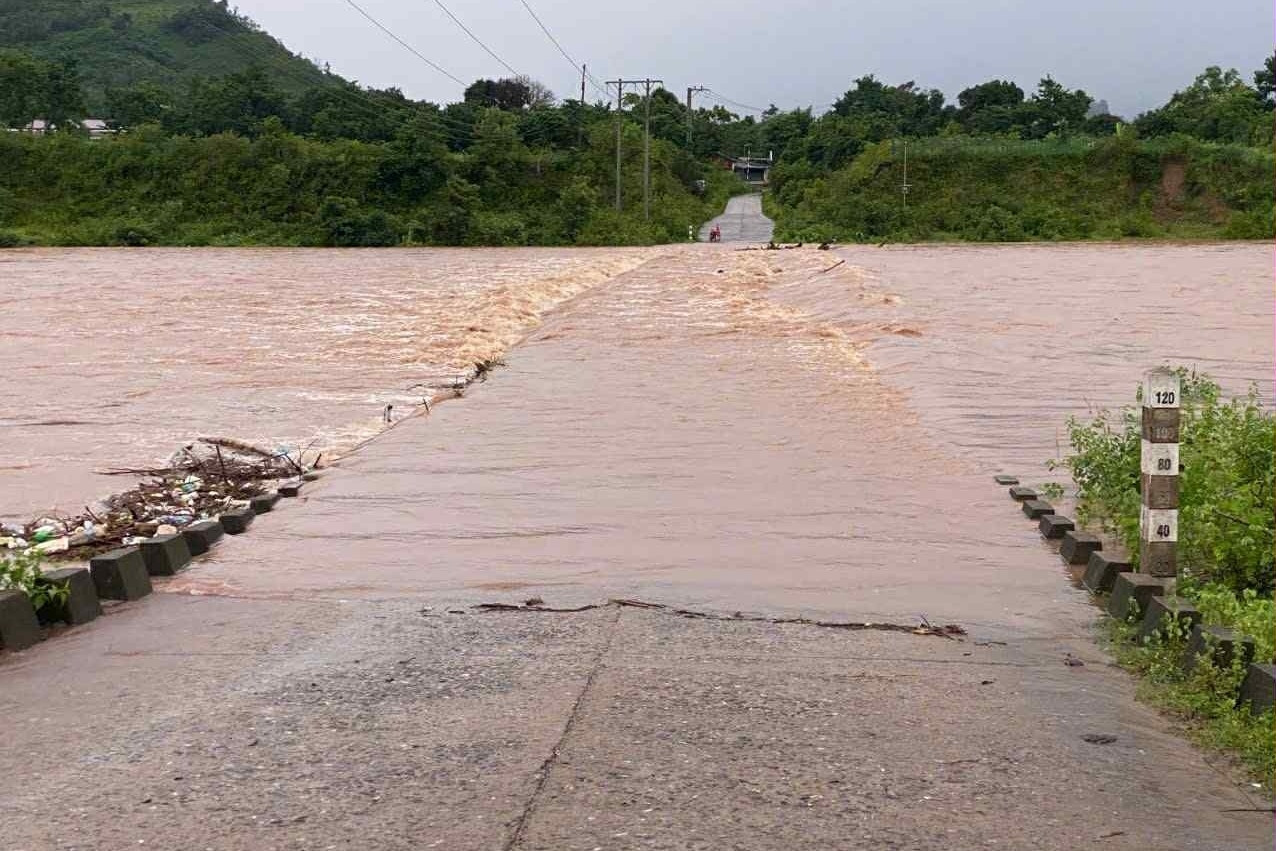 Mưa lớn làm sạt lở đường dẫn lên cao tốc ở Huế, lũ gây chia cắt tại Quảng Trị