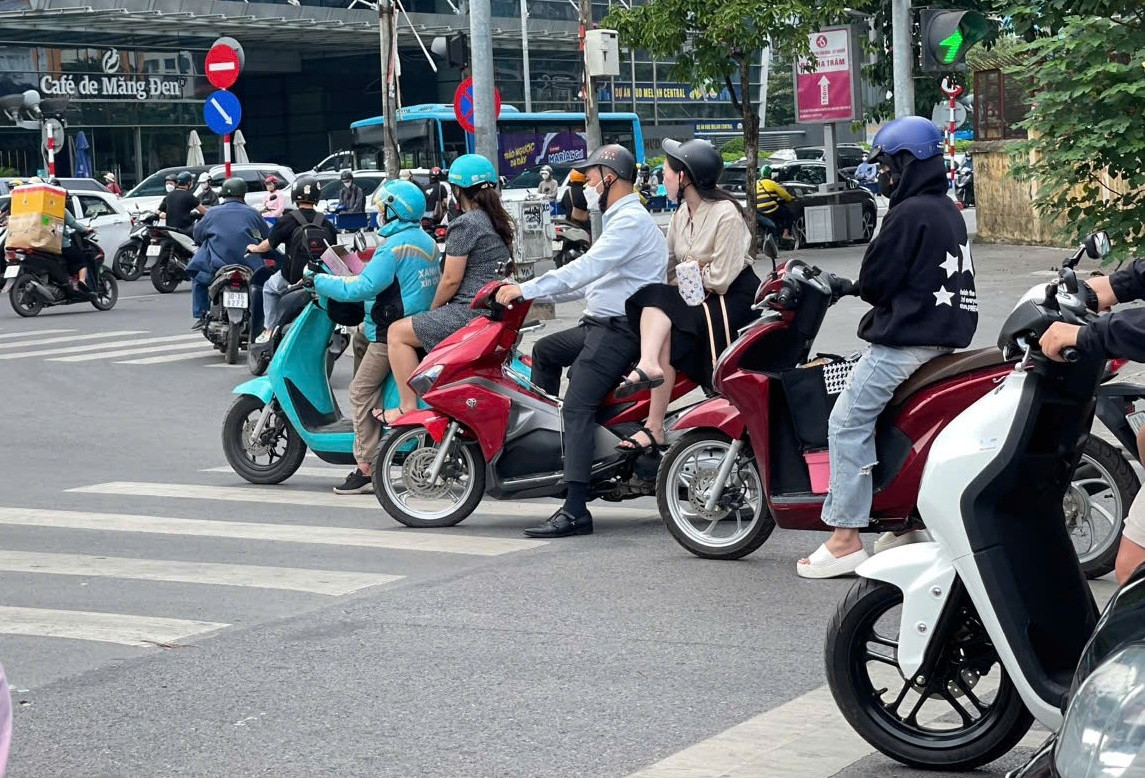 Nếu không có ý định vượt đèn đỏ, sao cứ phải dừng xe quá vạch làm gì?
