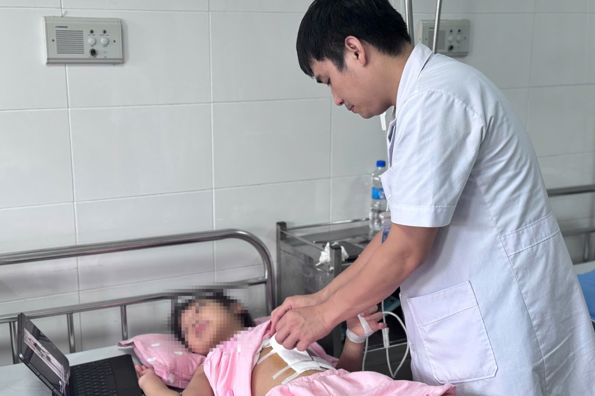 Ngã từ tầng 2 xuống, bé gái 7 tuổi ở Thanh Hóa phải cắt lách, thận