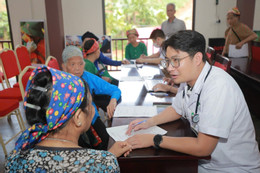 Người dân Làng Nủ được các bác sĩ từ Hà Nội đến khám bệnh miễn phí