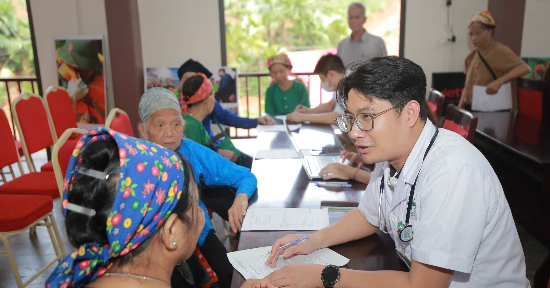 Người dân Làng Nủ được các bác sĩ từ Hà Nội đến khám bệnh miễn phí