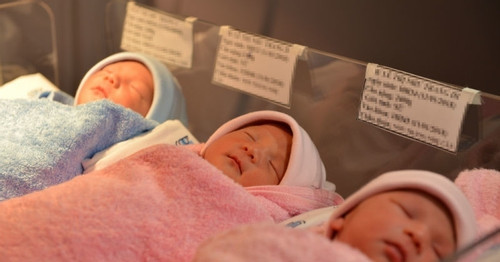 Nữ giáo viên trình bày việc bị kỷ luật vì sinh ...