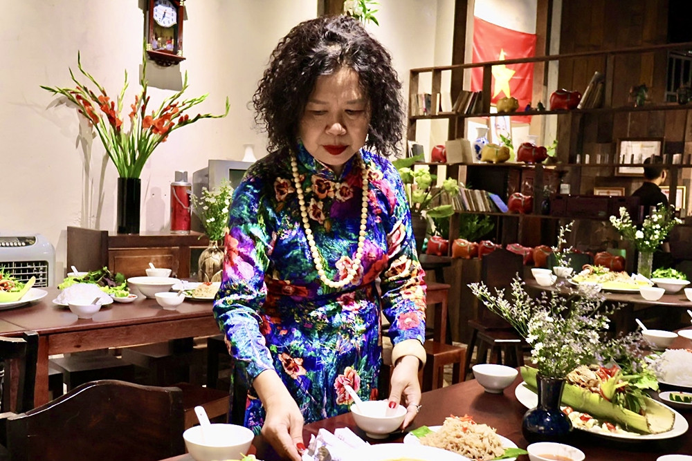 Nữ nhà báo kì cựu trổ tài nấu bếp, tỉ mẩn tìm lại 'vị xưa' của ẩm thực Hà thành