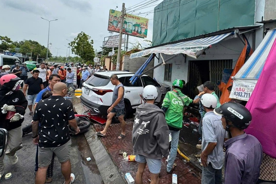Ô tô 5 chỗ hất văng xe máy rồi lao vào nhà dân, 1 người ngồi trước cửa tử vong