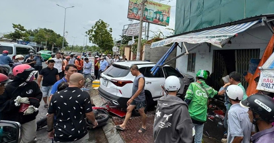Ô tô 5 chỗ hất văng xe máy rồi lao vào nhà dân, 1 người ngồi trước cửa tử vong