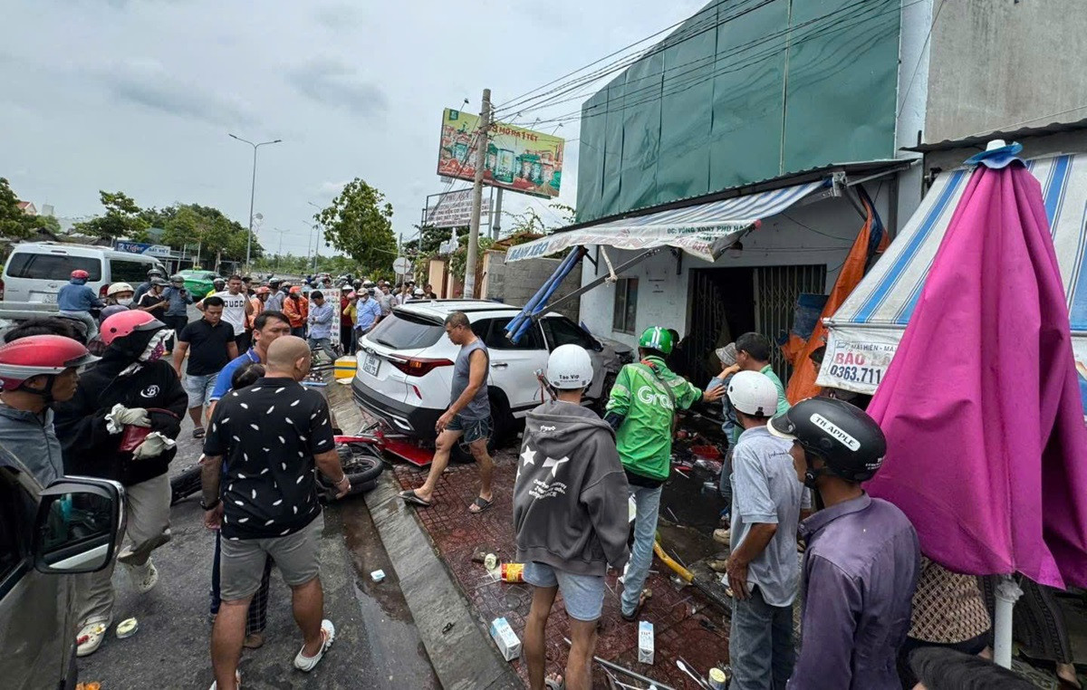 Ô tô 5 chổ lao vào nhà dân khiến 1 người chết, 2 người bị thương..jpg