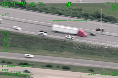 Ô tô bị truy đuổi phóng ngược chiều trên cao tốc gây tai nạn kinh hoàng