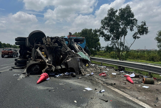 Bản tin chiều 12/6: Xe container tông xe tuần đường, 2 người tử vong