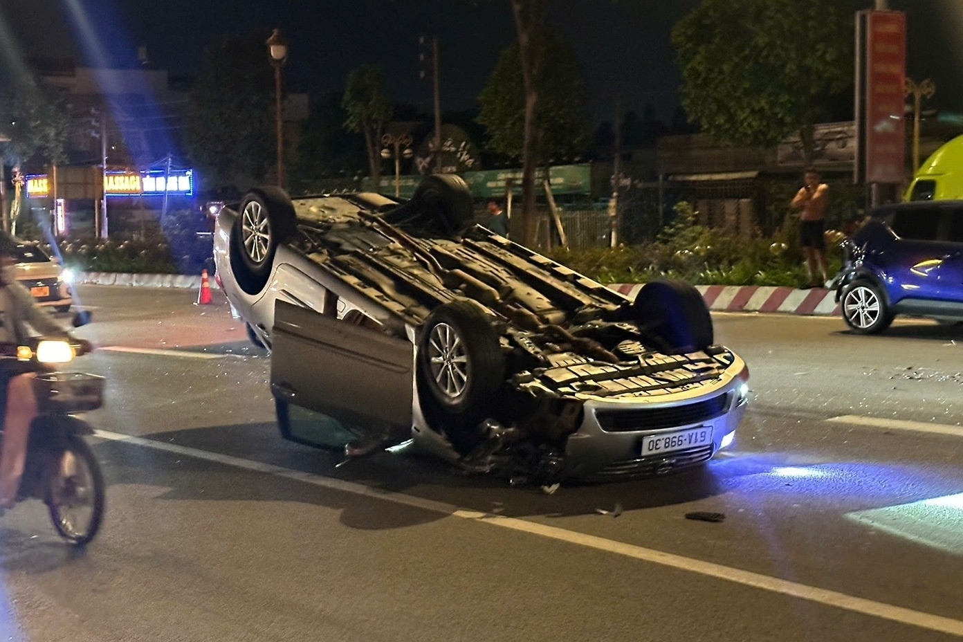 Ô tô ‘phơi bụng’ sau va chạm trên đường ở Bình Dương