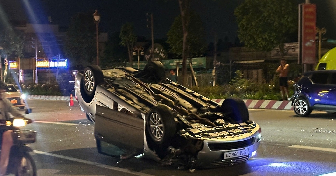 Ô tô ‘phơi bụng’ sau va chạm trên đường ở Bình Dương