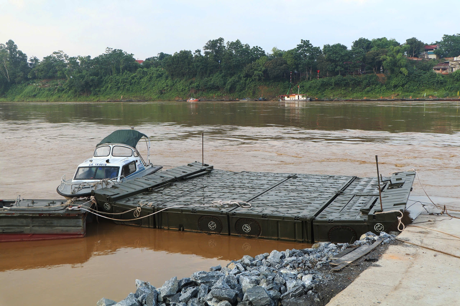 Huy động phà quân sự sau khi cắt cầu phao Phong Châu