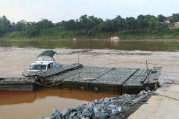 Huy động phà quân sự sau khi cắt cầu phao Phong Châu
