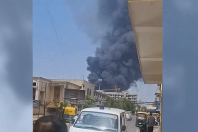 Rơi máy bay Ấn Độ chở 242 người: Khói đen dày đặc tại hiện trường