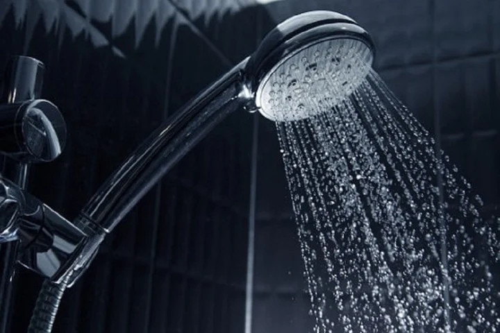 Thợ sửa xe điếc đột ngột sau lần tắm đêm