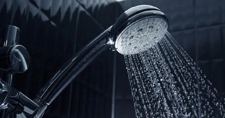 Thợ sửa xe điếc đột ngột sau lần tắm đêm