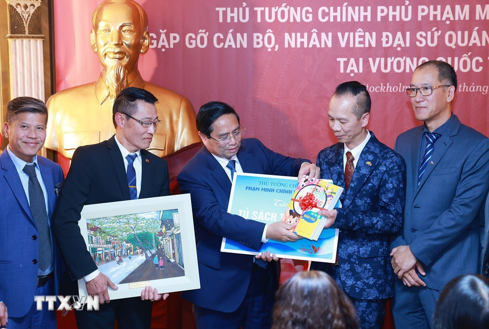 thu tuong gap cong dong nguoi viet nam tai thuy dien 8086771.jpg