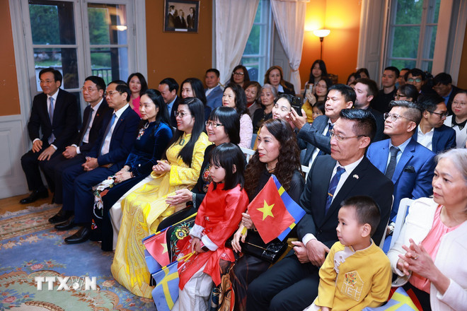 ttxvn-thu-tuong-gap-go-cong-dong-nguoi-viet-nam-tai-thuy-dien-8086693.jpg