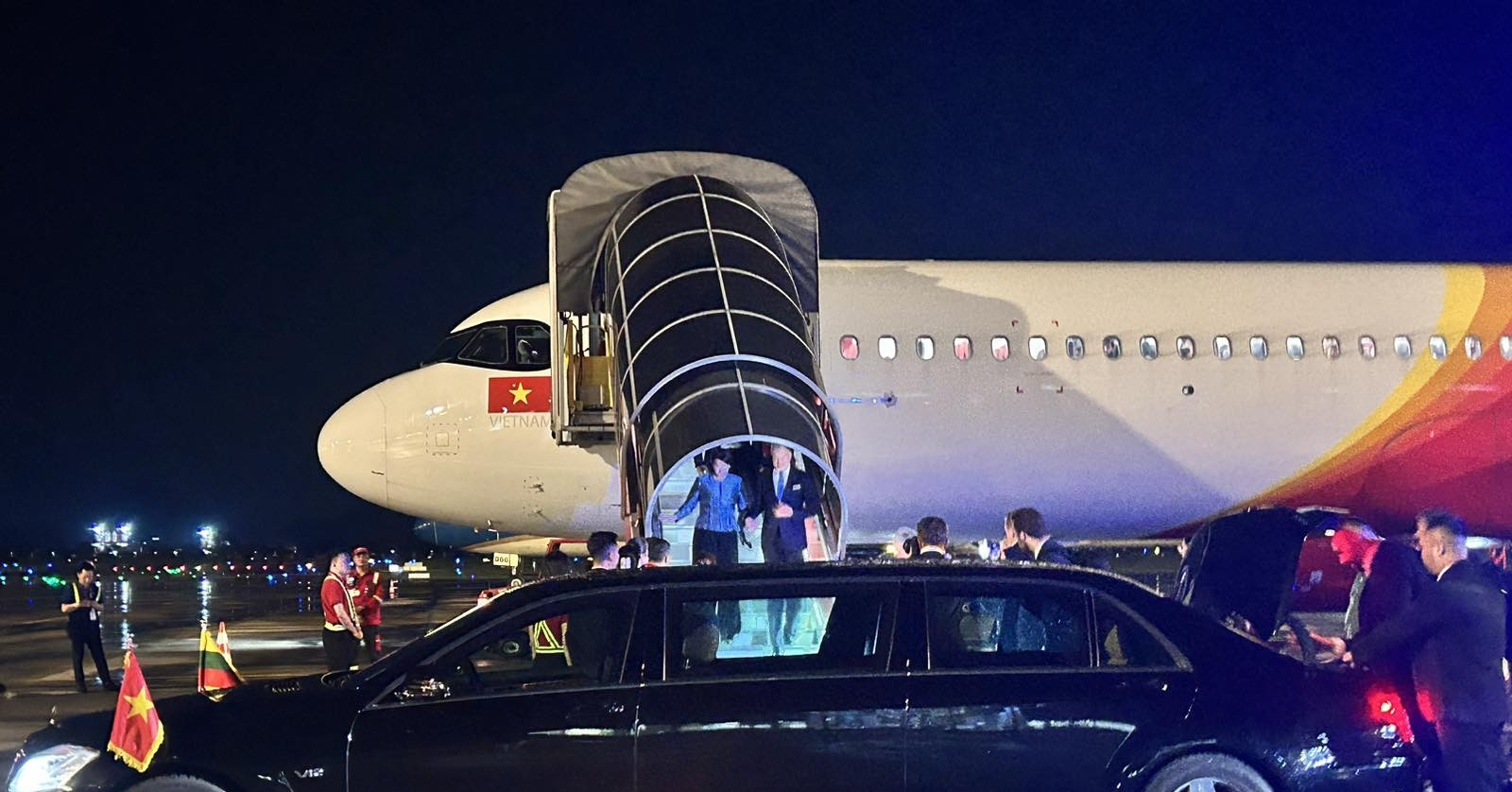 Tổng thống Litva đến Hà Nội trên chuyên cơ Vietjet
