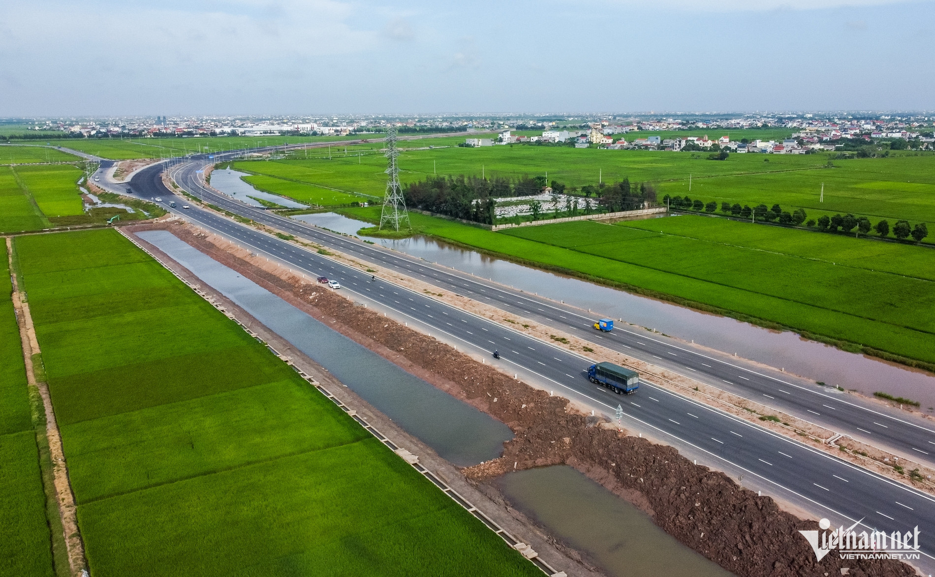 W-6400 tỷ_2.jpg