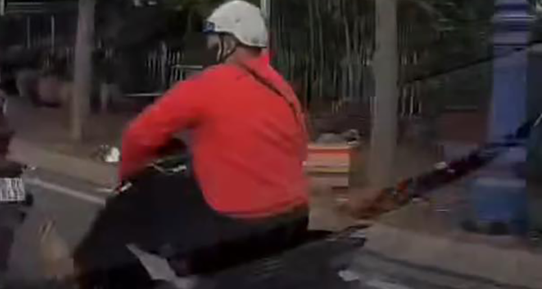 Clip thanh niên áo cam đuổi đạp xe máy 'cực gắt' ngay trước đầu ô tô ở Thủ Đức