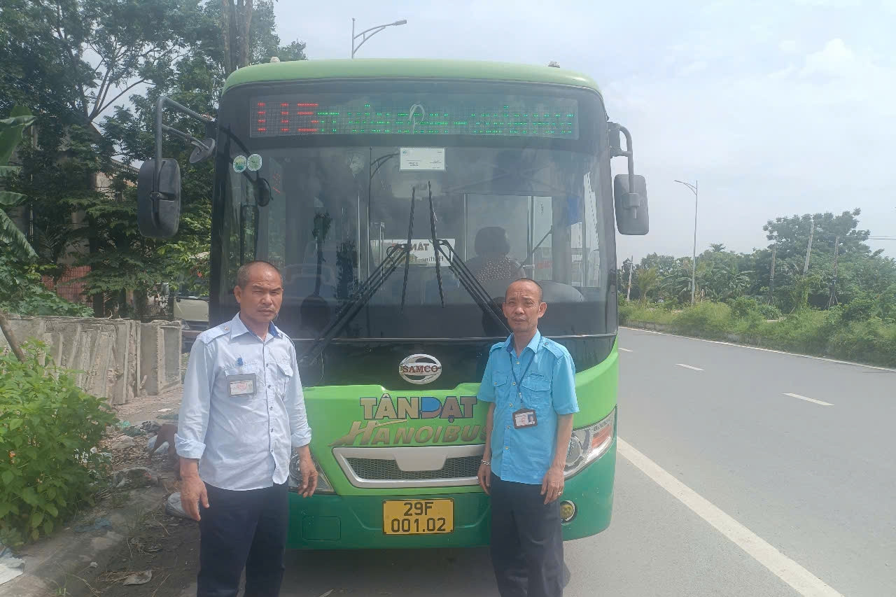 Xe buýt tuyến 115 kịp thời đưa người bị tai nạn giao thông đi cấp cứu