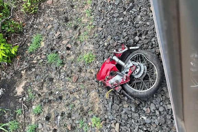 Xe máy đứt gãy làm đôi, 2 người tử vong tại chỗ sau va chạm với tàu hỏa