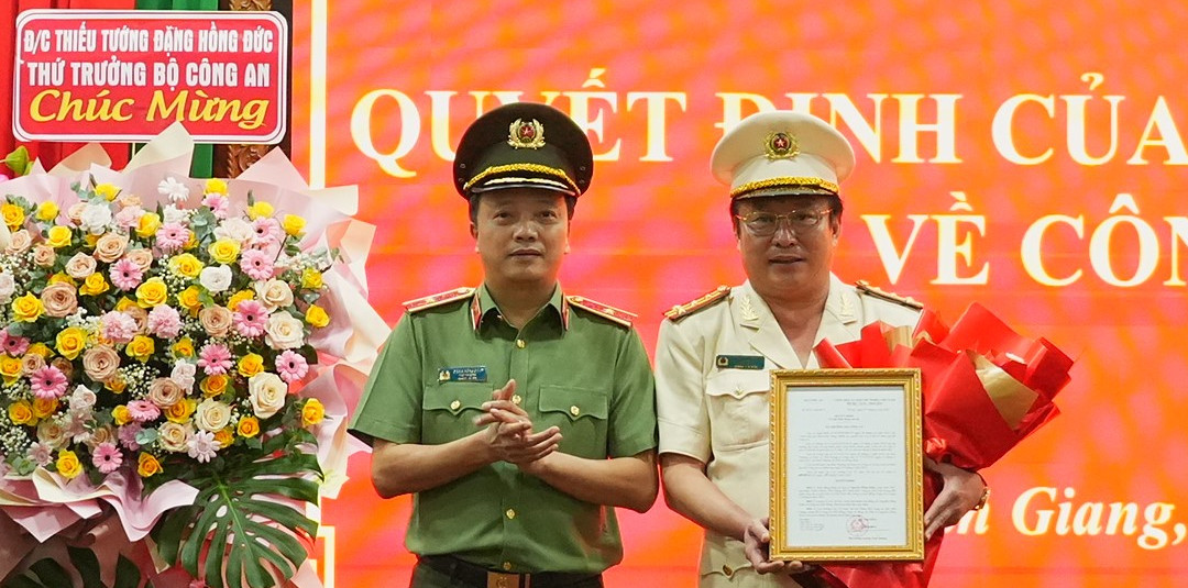 3. Thiếu tướng Đặng Hồng Đức, Thứ Trưởng Bộ Công an trao quyết định điều động và tặng hoa chúc mừng Đại tá Lâm Phước Nguyên. Ảnh Trọng Tín.JPG