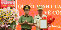 3. Thiếu tướng Đặng Hồng Đức, Thứ Trưởng Bộ Công an trao quyết định điều động và tặng hoa chúc mừng Đại tá Lâm Phước Nguyên. Ảnh Trọng Tín.JPG