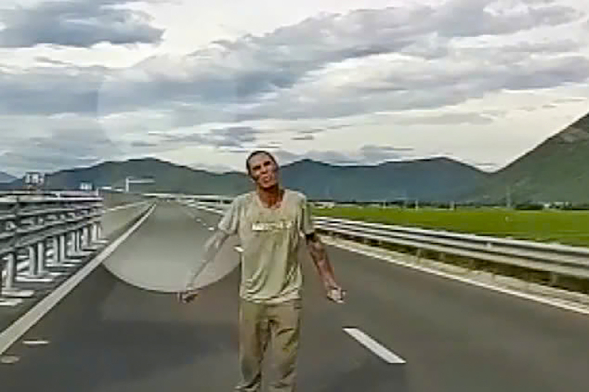 Tài xế sững sờ thấy người đàn ông cầm đá, chạy ra giữa cao tốc