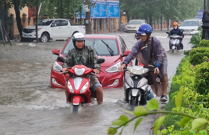 Bản tin sáng 13/6: Quảng Bình đến Huế mưa lớn nhất, Bắc Bộ giông lốc