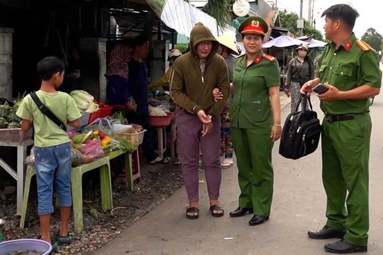 Bắt người phụ nữ cướp vé số, tiền của bé trai 9 tuổi sau bốn giờ gây án